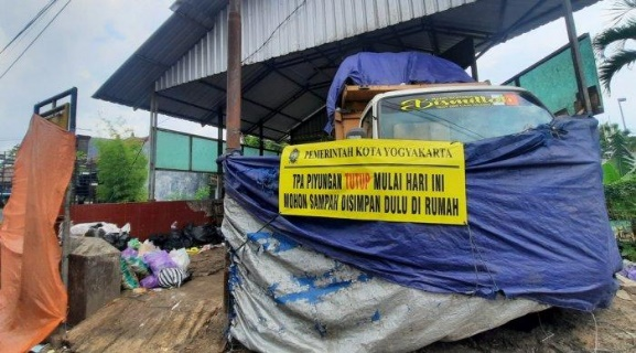 Gambar 1. Kondisi salah satu depo pengumpulan sampah di Yogyakarta (TribunJogja.com, 2022)
